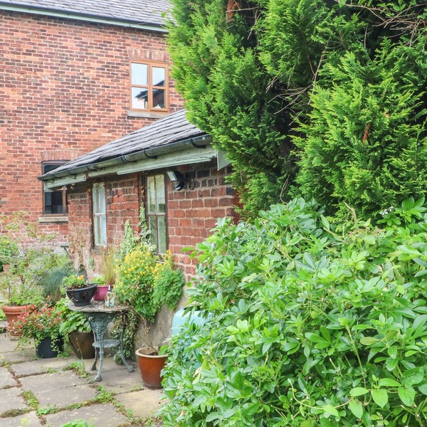 THE TOOLSHED, romantic, character holiday cottage in Birchwood