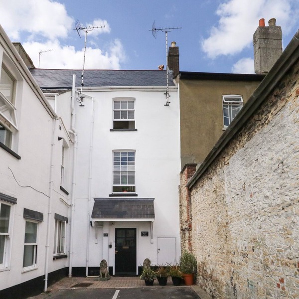 THE TOWN HOUSE, pet friendly, character holiday cottage in Dorchester