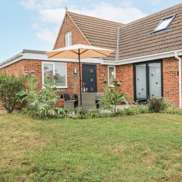 THE WEST WING, romantic, with a garden in Potterne