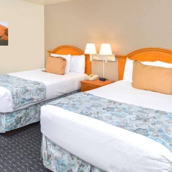 Theaterfest Lodging! 2 Comfortable Units, Pool, Parking, Continental Breakfast!