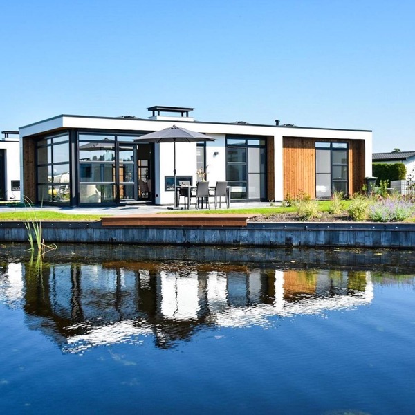 These luxurious, nice, and detached vacation villas for 4 people all have a unique view of the water. The luxurious villa offers lots of privacy, a high comfort level, and has a spacious, hardwood outdoor deck. All ingredients to enjoy an amazing tim