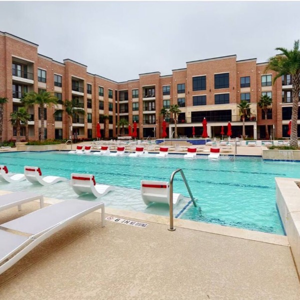 This apt located at 4th floor with lake view and 2 minutes from katy mills mall