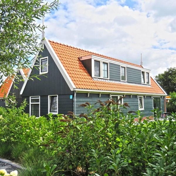 This atmospheric villa is built in a North Holland style and offers plenty of space to relax together and enjoy your holiday. Its location in the green polder landscape creates a sense of peace and connection with nature.