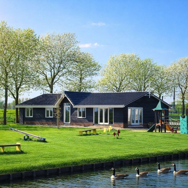 This group accommodation is a spacious, detached holiday home. It is perfect for large families, groups of friends or family gatherings where spending time together is central. Its location in the green polder landscape of North Holland immediately c