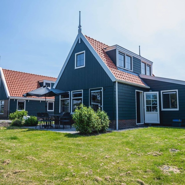 This home offers a charming and comfortable base for families or groups of friends who want to enjoy a holiday in the green polder landscape of North Holland. The quiet location and the view over the garden immediately create a relaxed holiday feelin