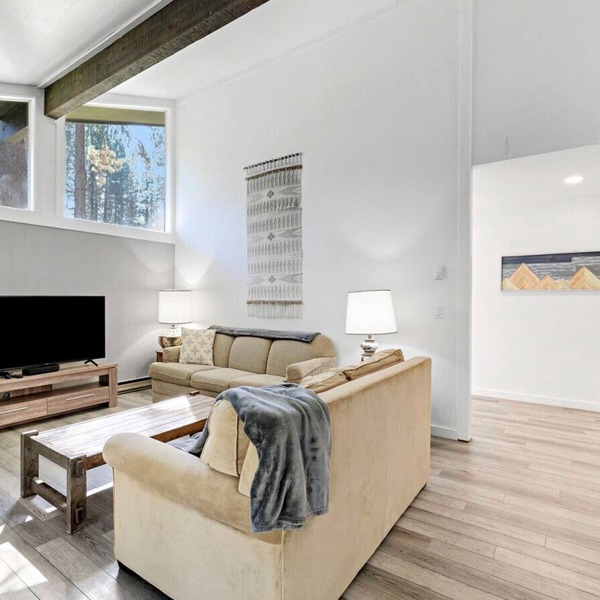 This light-filled alpine retreat blends rustic charm with modern style.