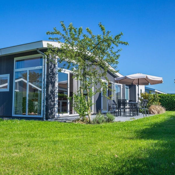 This single-storey home is set amid the characteristic polder landscape of North Holland and offers a pleasant balance between relaxation and views of the green surroundings. Here you can experience true outdoor living, with all comforts within easy