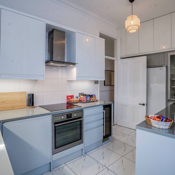 This spacious 4-bedroom, 2-bathroom apartment accommodates up to 12 guests, making it perfect for large families or groups. Located in Westminster’s with lift access, it’s just a short walk from Victoria Station and Buckingham Palace.