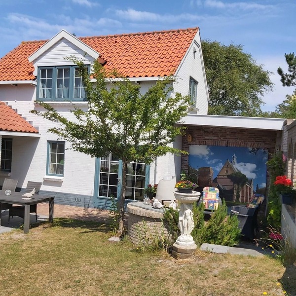 This studio is located 300m from the beach and the sea.