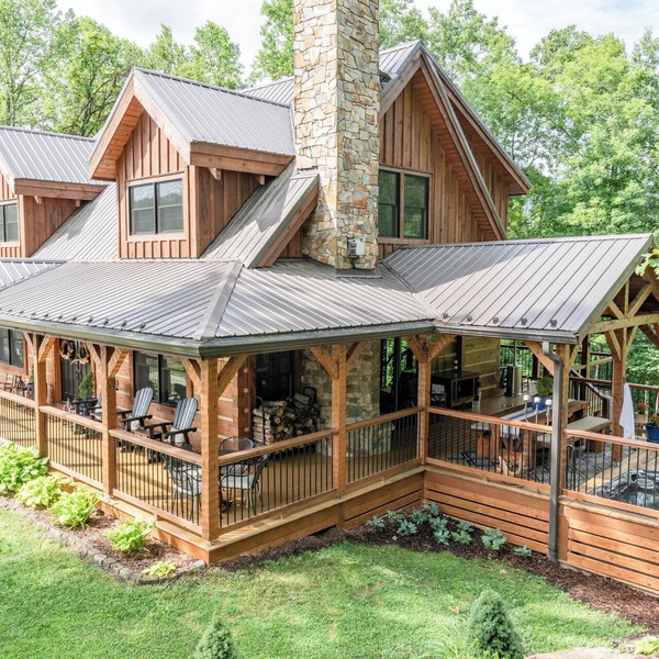 Thistle Ridge Mountain & River Retreat- 12 acres, hot tub, EV charger, fire pits