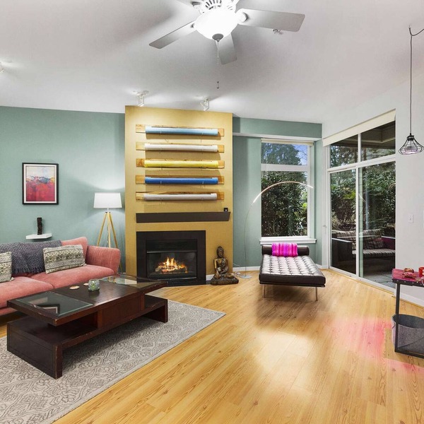 Thoughtfully decorated 12' ceiling apartment nestled in the quiet section of Kirkland.
