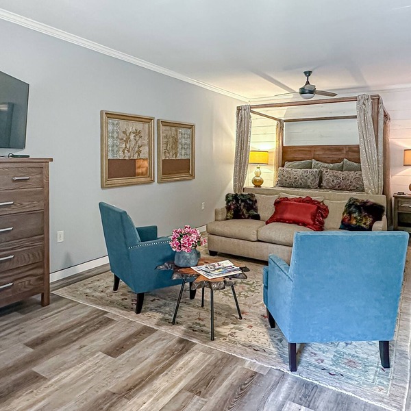 Thoughtfully designed studio, easy access to Downtown Dillsboro