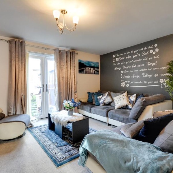 Three Bedroom House in Runcorn Close To The Lake with Free Parking
