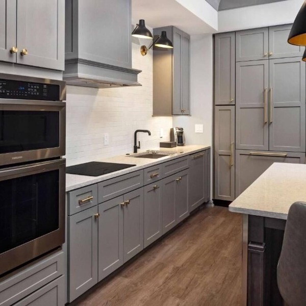 Three Downtown Suite w/Kitchen & Balcony l Close to King St & Market