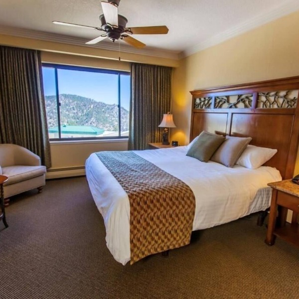 Three Scenic Mountain Villa: Hot Tubs, Pools & Perfect for the Whole Family