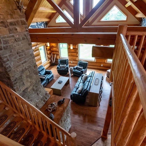Timber Frame Log Cottage, across from the French River, great for big families