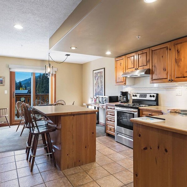 Timberline 15: Charming 2BDRM, 3 Storey Townhome w/Private Hot Tub