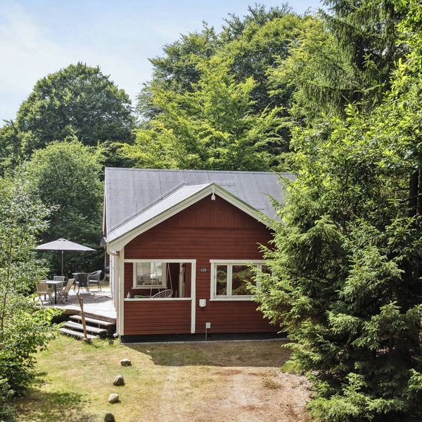 Timeless 30s cottage by Søhøjland's waters