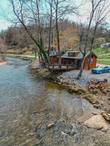 Tiny Bearadise - Riverfront Cabin, Deck, Fire Pit & Near the Smoky Mountains!