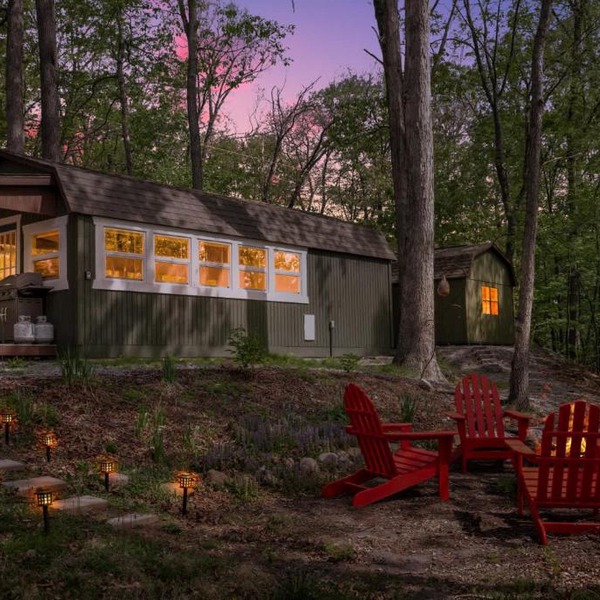 Tiny Cabin w Fire Pit Game Room and Dog Friendly
