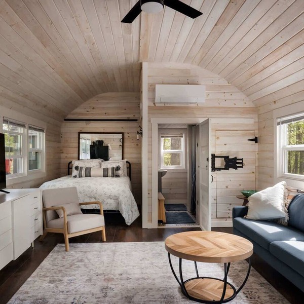 Tiny Cabin w Fire Pit Game Room and Dog Friendly