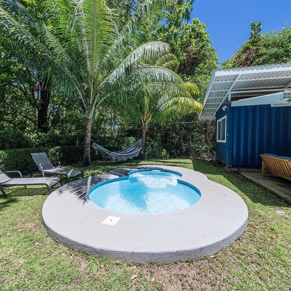 Tiny home w/Pool, Backyard, Parking, BBQ, Kitchen & more in Playa Potrero