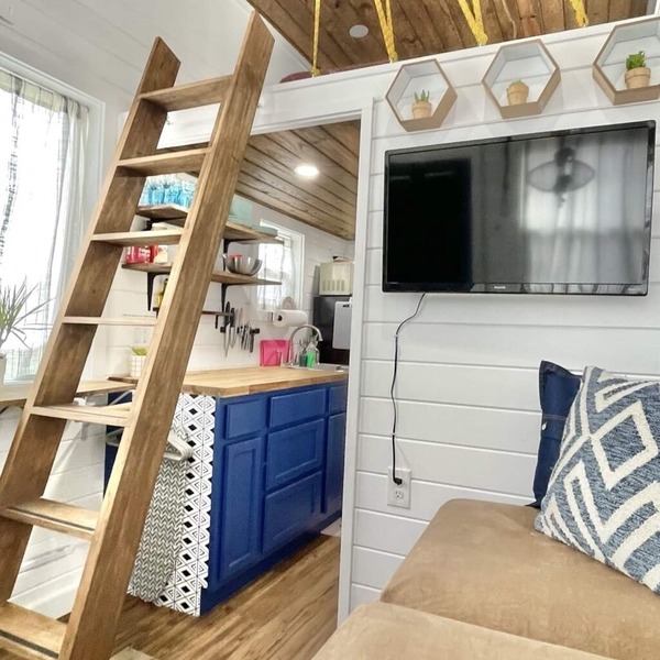 Tiny Home! With Great Layout! Unique Stay Nurses Welcomed