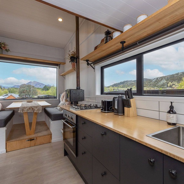 Tiny house - big fun! Mountain views, private garden, indoor & outdoor fires.