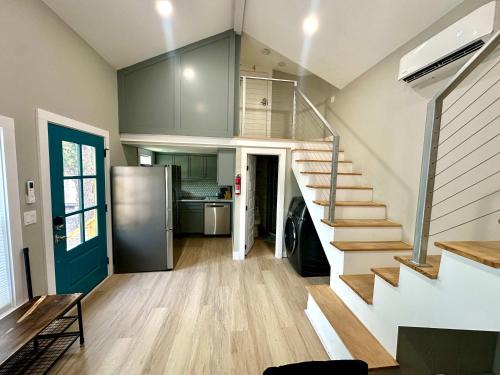 Tiny Private Room #3 in Shared 5BR House with Other Guests