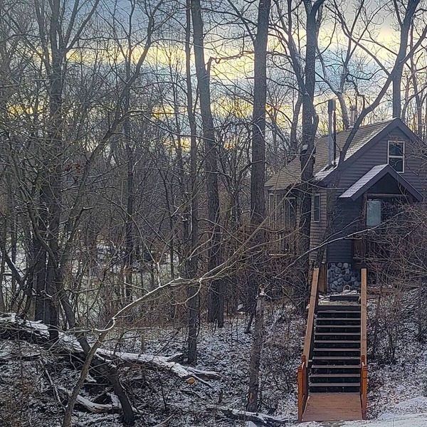 Tiny Treehouse Cabin Retreat, Riverside, Adults Only, No Pets, Peace and Quiet!