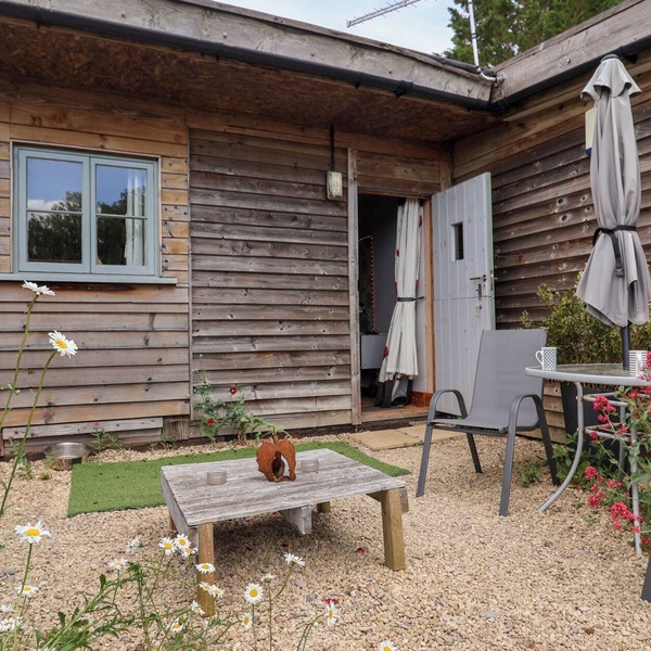 TINY WILLOW, pet friendly, with a garden in Child Okeford