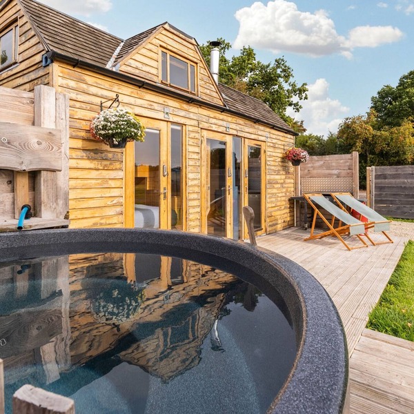 Tinywood One, dog friendly with hot tub in Warwick