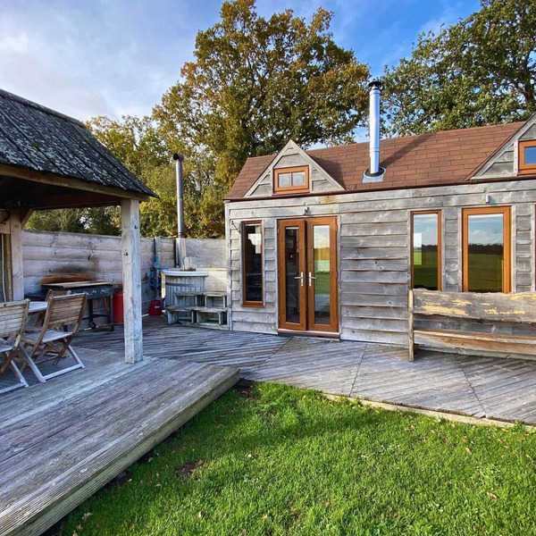Tinywood Three, dog friendly with hot tub, sleeps up to eight people in Warwick