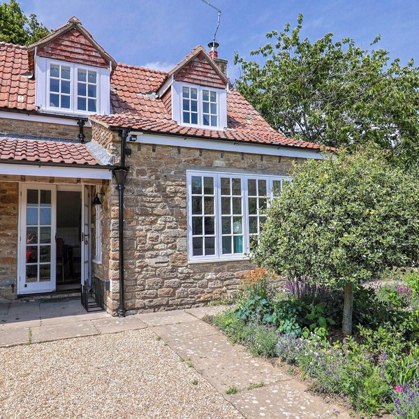 TITHE BARN COTTAGE, pet friendly, with open fire in Burton Bradstock