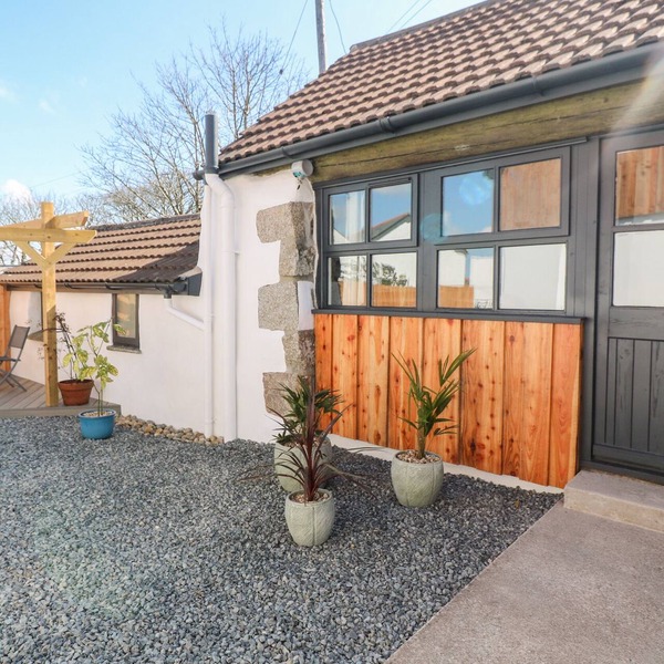 TOADSTOOLS, pet friendly, character holiday cottage in Penryn