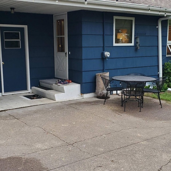 Toledo Blue House-Spacious 5 bedroom, 2 living rooms & large outside area.