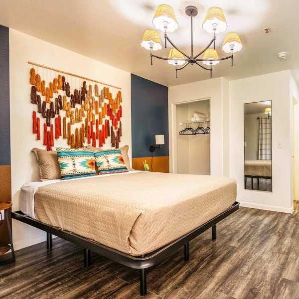 Tolleson Studio Stylish Retreat for 2 Guests