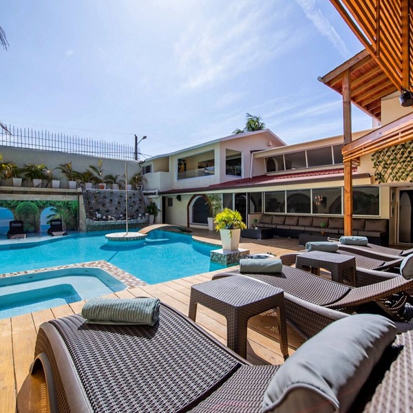 Top-class guest-friendly central villa with pool/basketball/gym/billiard/BBQ!