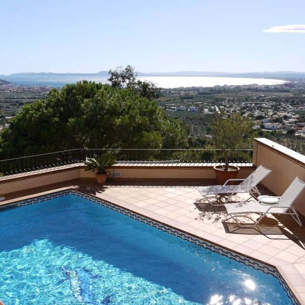 Top flat with every comfort for 1-2 persons, private pool, fibre optic internet