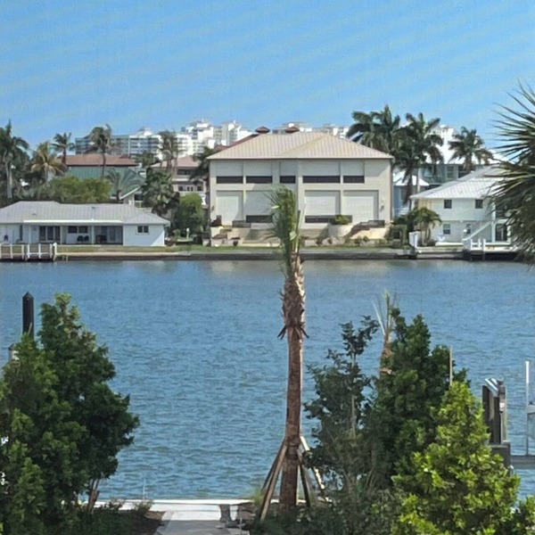 TOP FLOOR BAY VIEW, ROOFTOP POOL, STEPS TO VANDERBILT BEACH!