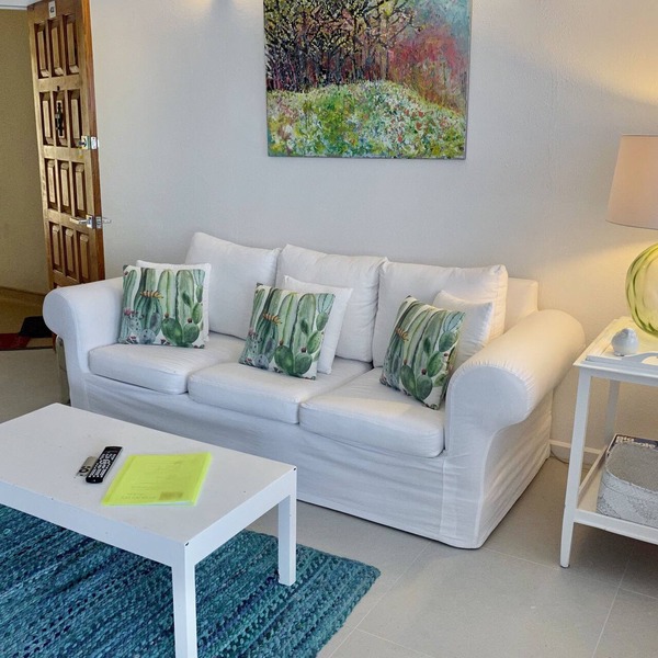 Top Floor Beautifully Renovated Condo near Beaches & Town Centre