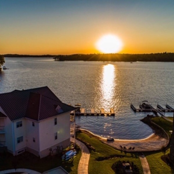 Top-Floor Lakefront Condo – Heated Pool, Boat Dock & Sunset Views