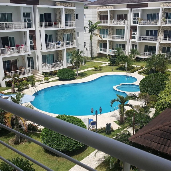 Top-floor quiet condo with large pool and garden near everything, BBQ/WiFI/TV