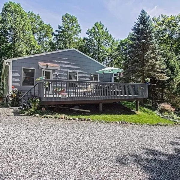 Total privacy and relaxation in a secluded 3 bed/2 bath house on 5 acres.