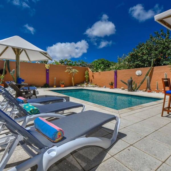 Totally Private Enclosed Home/Large Pool/Centrally Located in Suburban Community
