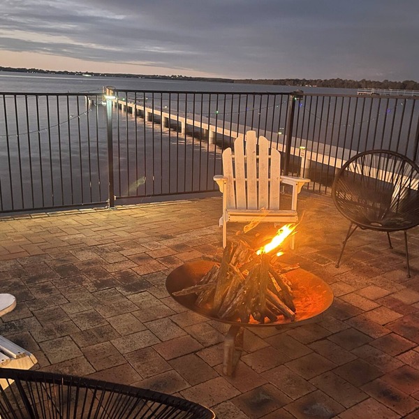 Toukley Waterfront Holiday Home perfect for mutligenerational families,Sleeps 14