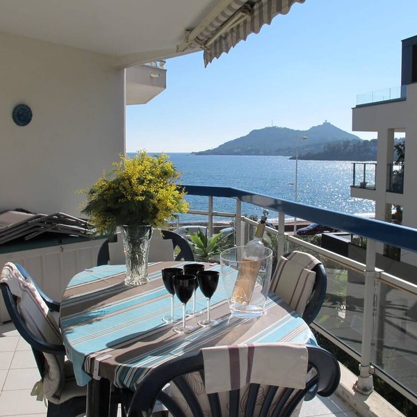 Très beau 2 pièces climatisé, tout équipé avec vue mer et garage