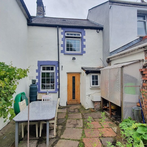 Traditional Cottage near Wales' Green Corridor