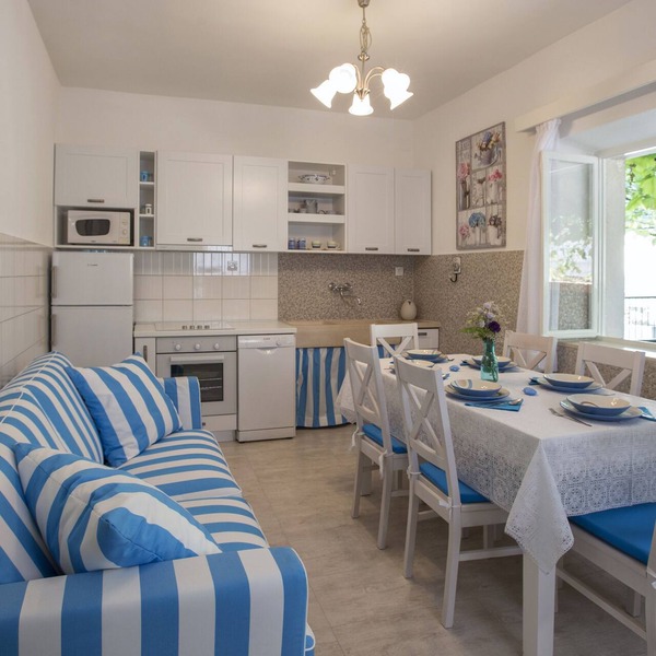 Traditional detached stone villa 4*, with NEW OUTSIDE JACUZZI, near the beach
