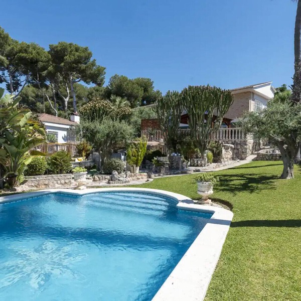 Traditional Elegance 1km to beach